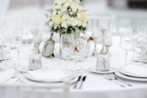 To show a wedding table dressed with cool linen